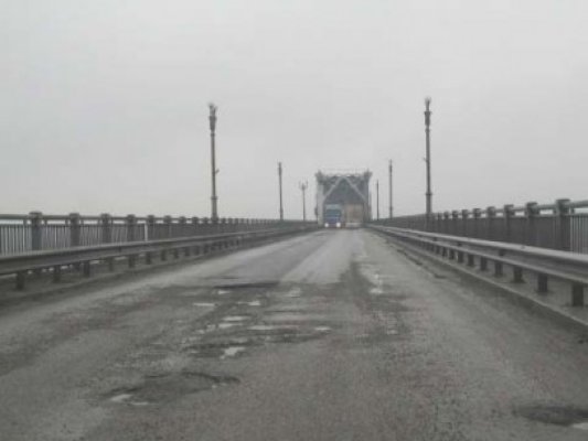 Ne facem de râs: podul spre Bulgaria e plin de cratere!